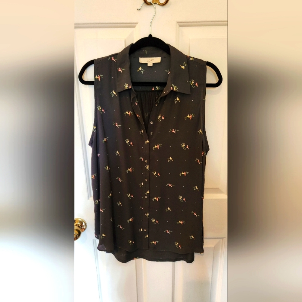 LOFT Large collared sleeveless blouse